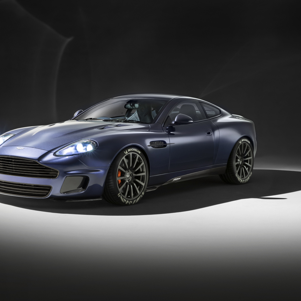 Автомобиль Aston Martin Vanquish 25 Callum 2019 года с включенными фарами