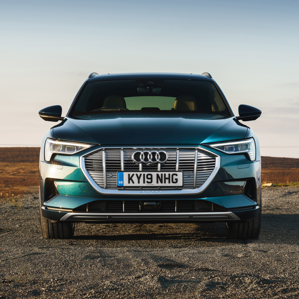 Стильный автомобиль Audi E-Tron 55 Quattro 2019 года 