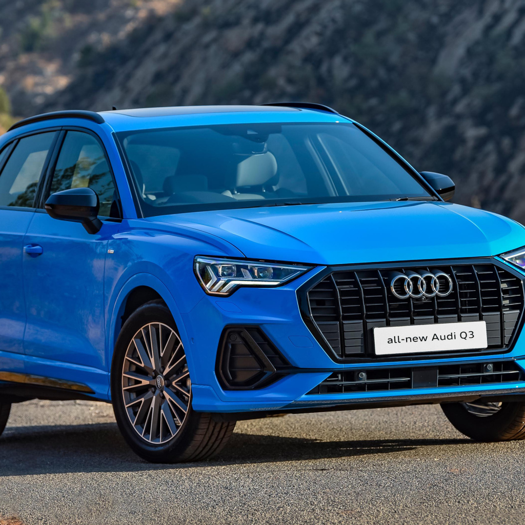 Голубой автомобиль Audi Q3 35 TFSI S Line 2019 года на дороге