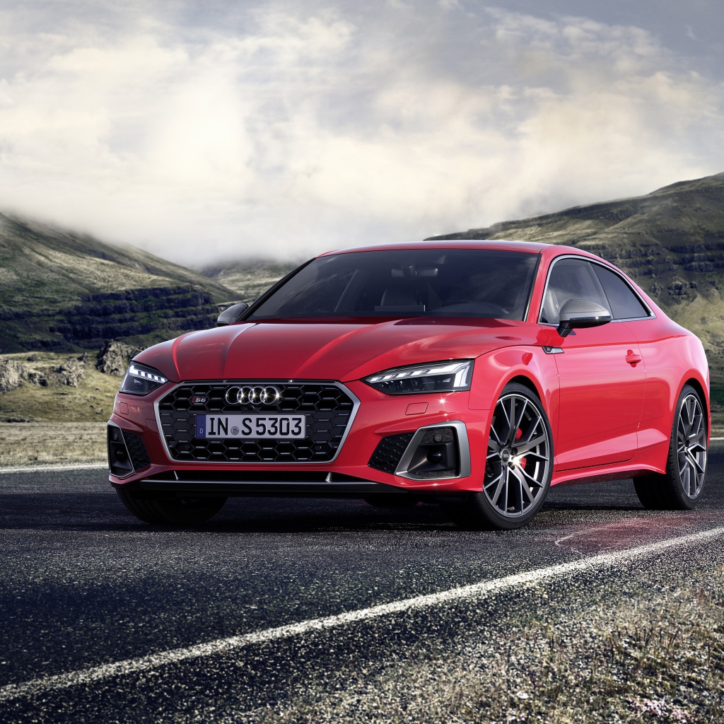 Стильный красный Audi S5 Coupe TDI 2019 года на фоне холмов