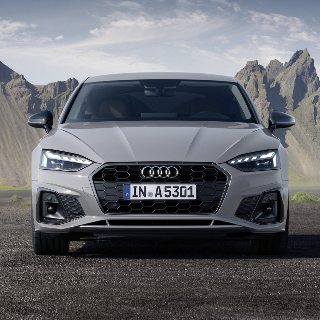 Серебристый Audi A5 Sportback 40 TFSI S Line 2019 года на фоне гор