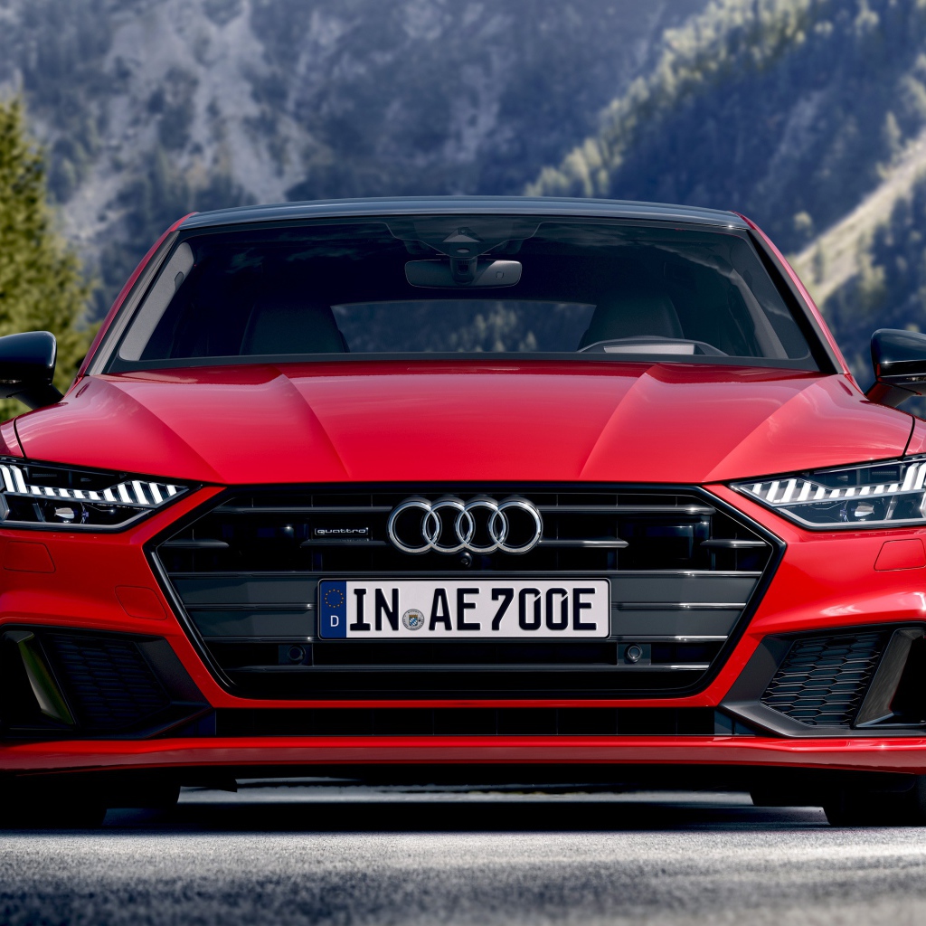 Красный автомобиль Audi A7 Sportback 55 TFSI E Quattro S Line 2019 года на трассе 