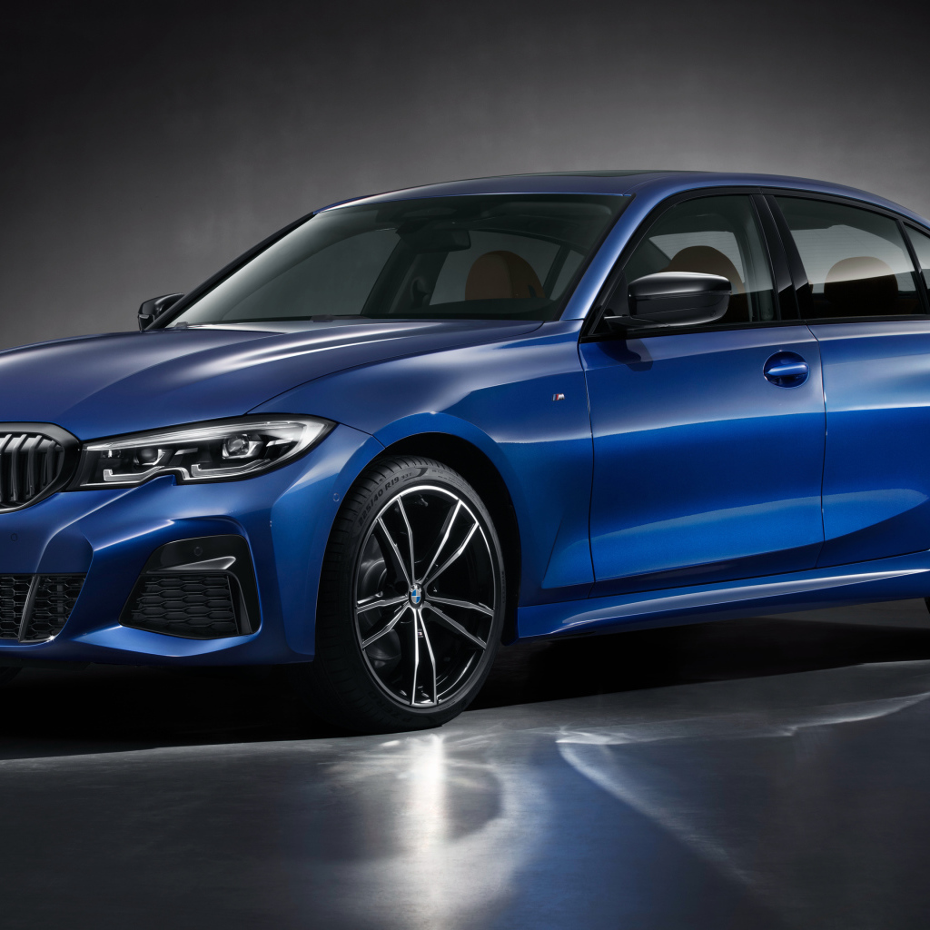 Голубой автомобиль BMW 325Li M Sport 2019 года на сером фоне