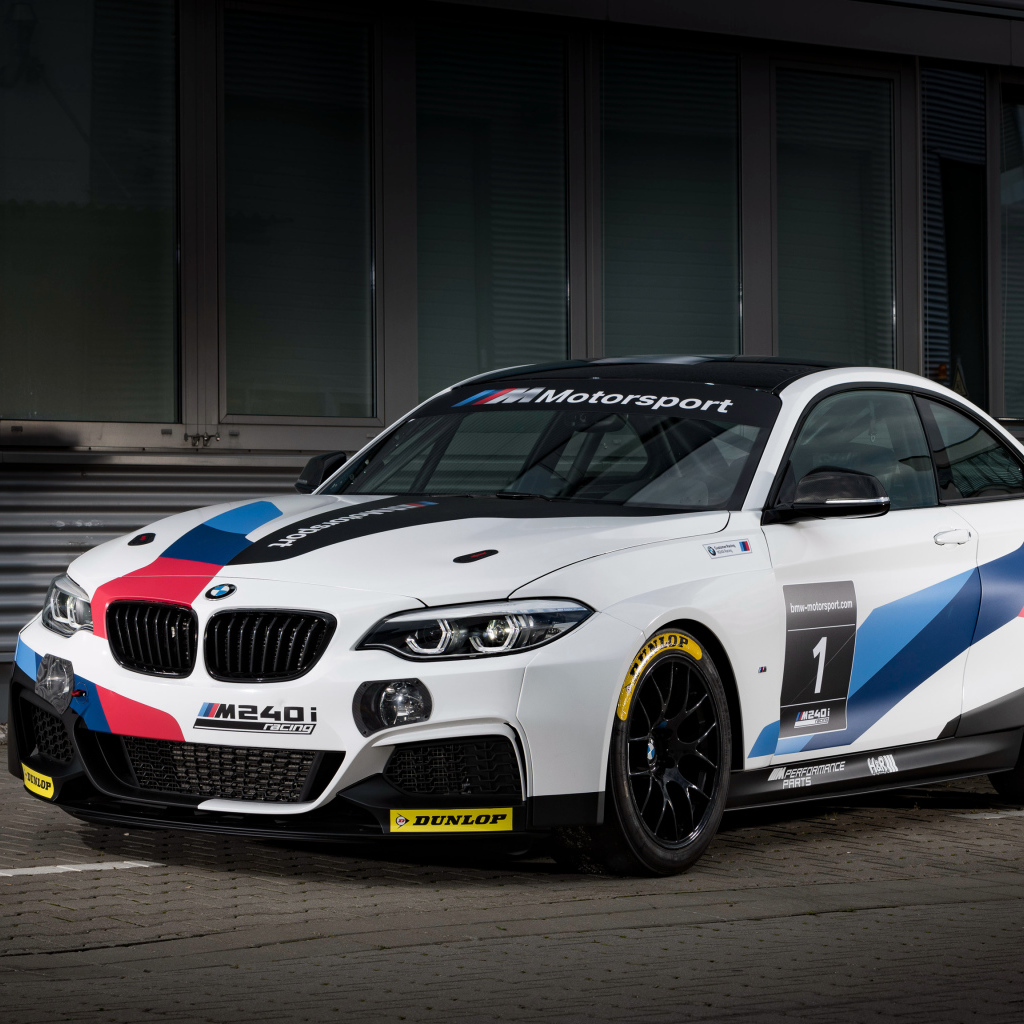Спортивный автомобиль BMW M240i Racing 2018 года