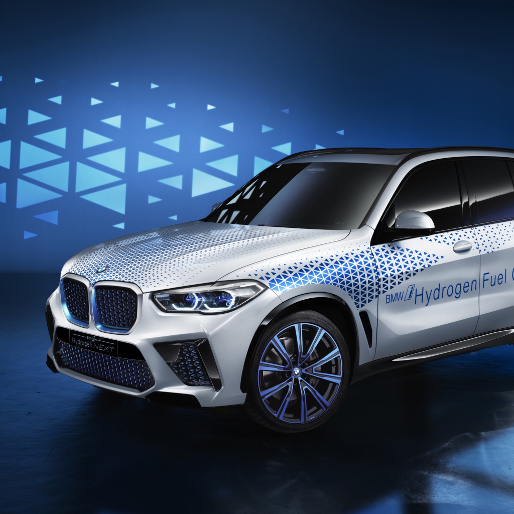 Автомобиль BMW I Hydrogen NEXT 2019  года на синем фоне