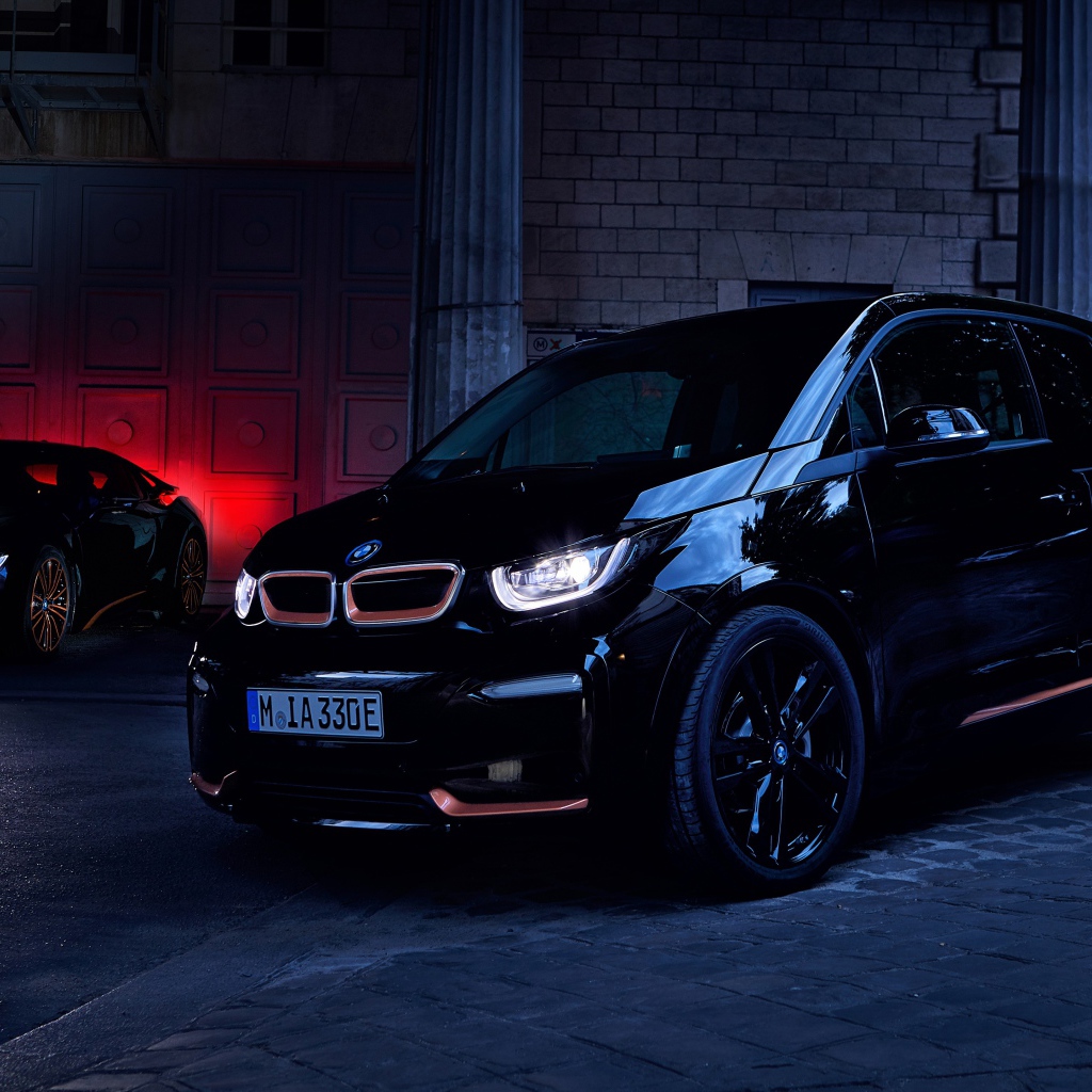 Черный автомобиль BMW I8 2019 года на улице