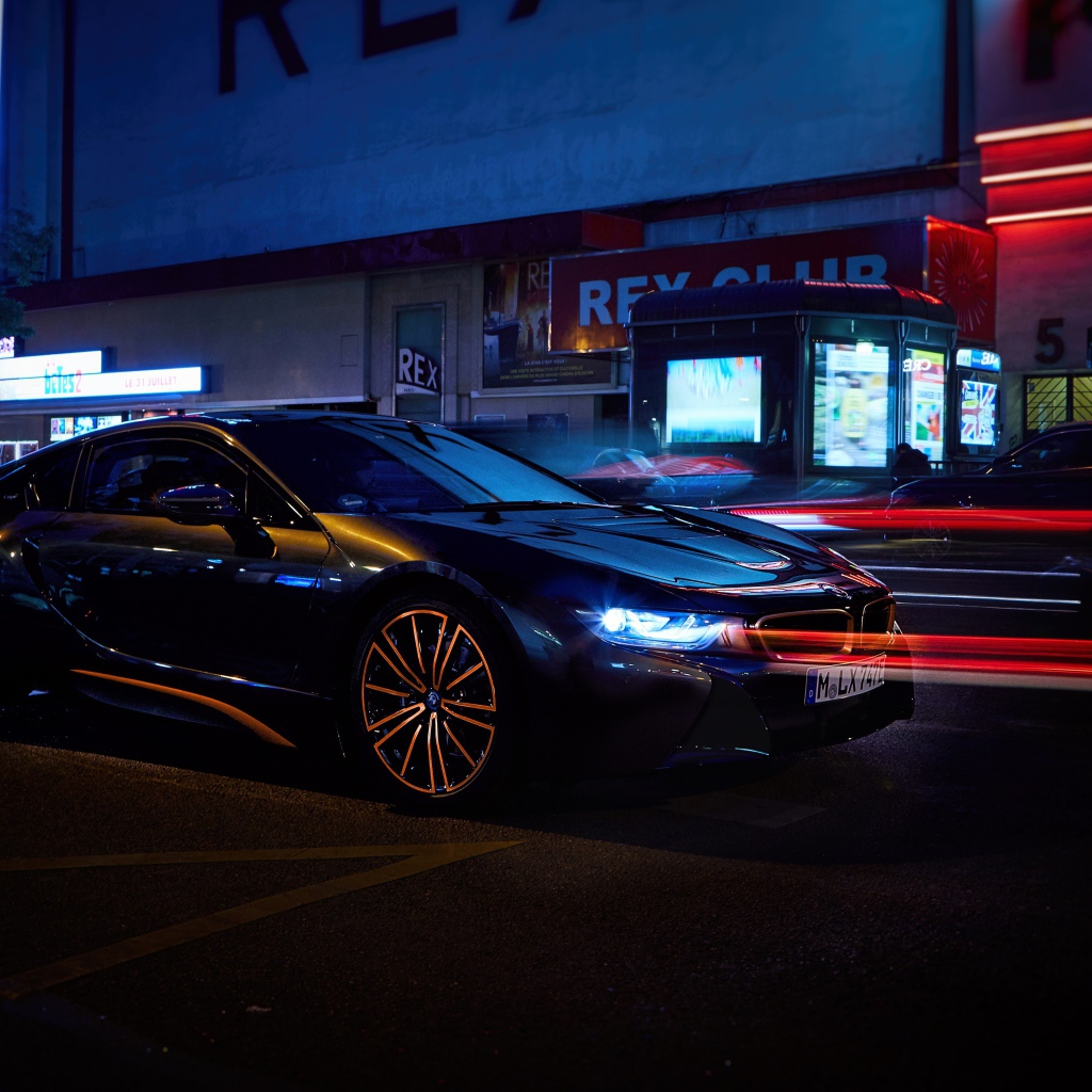 Черный стильный автомобиль BMW I8 2019 года на улице города