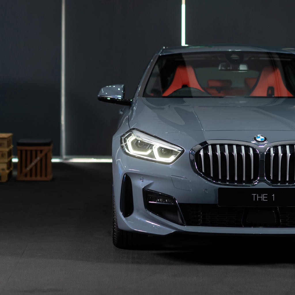 Серый автомобиль BMW 118i M Sport 2019 года в гараже