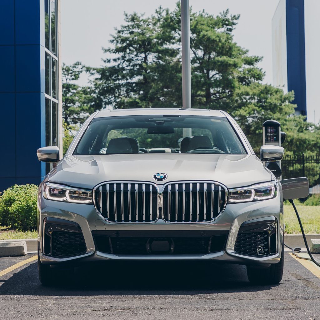 Автомобиль  BMW 745e XDrive M Sport, 2020 года на заправке