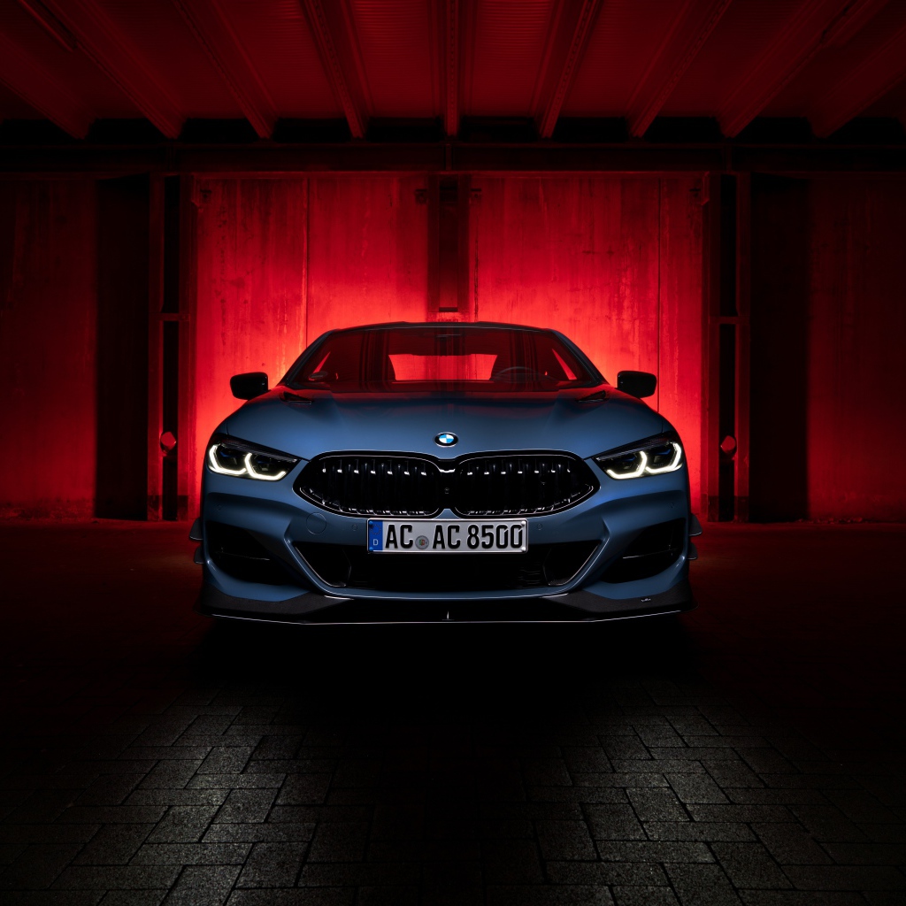 Автомобиль BMW I8  в гараже