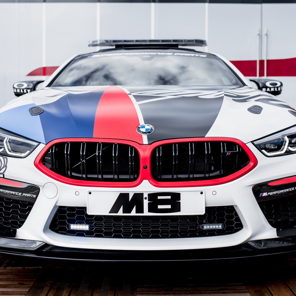 Автомобиль BMW M8, 2019 года вид спереди