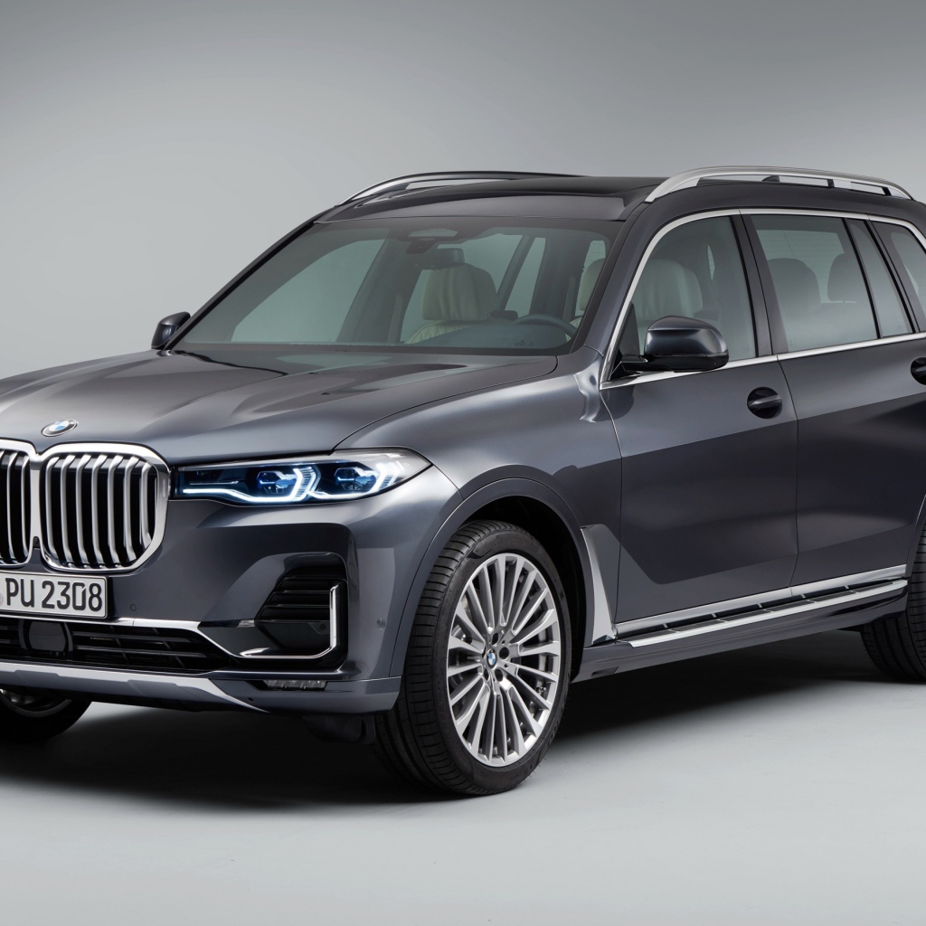 Внедорожник BMW X7, 2018 года на сером фоне