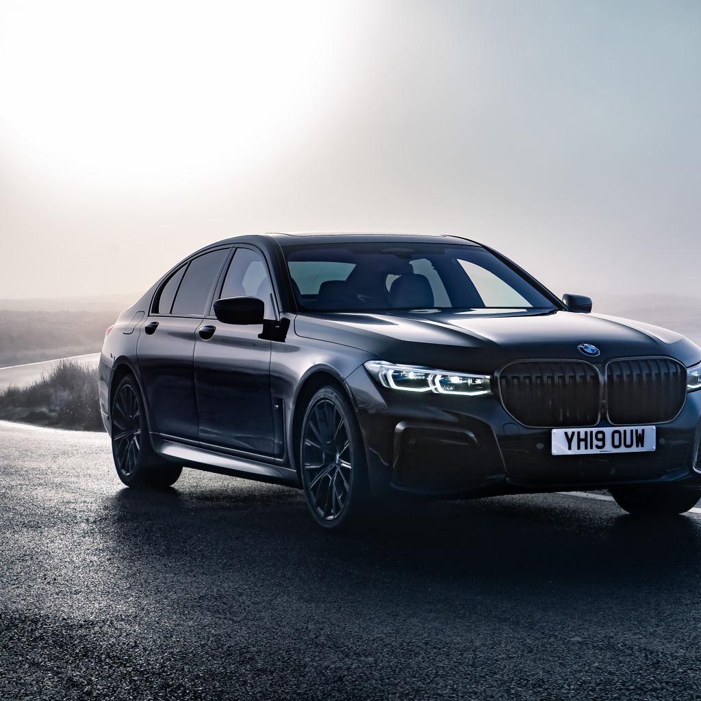 Черный автомобиль BMW 750i xDrive M Sport 2019 года на дороге 