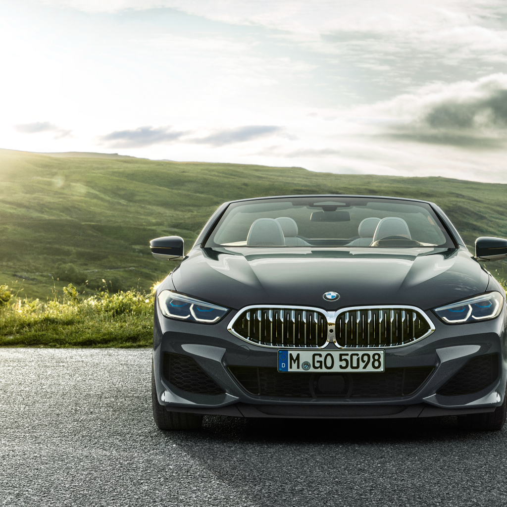 Черный автомобиль BMW M850i, 2018 года в лучах солнца