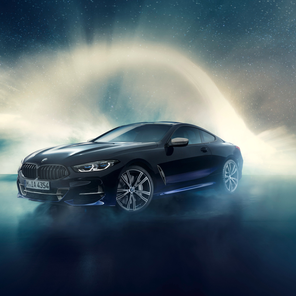 Черный автомобиль BMW M850i, 2019 года на фоне неба