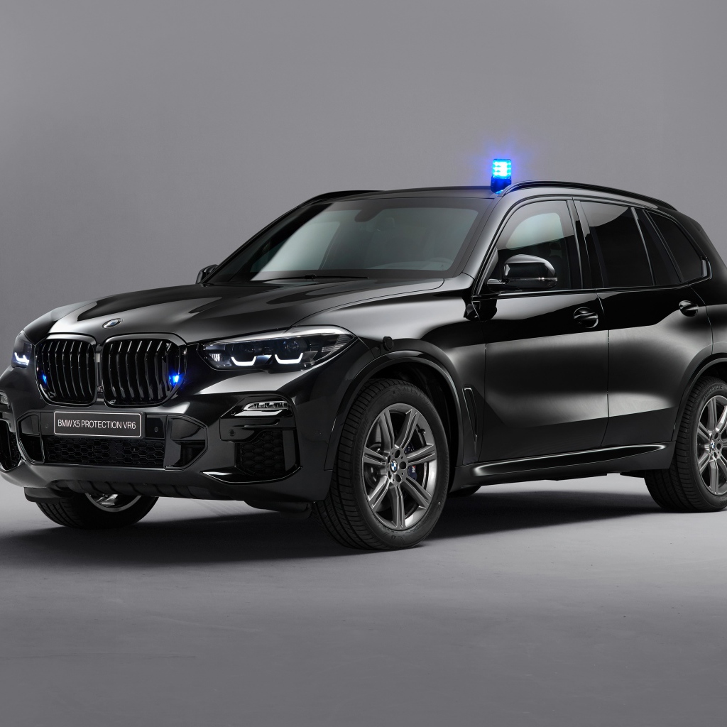 Черный автомобиль BMW X5 Protection VR6 2019 года на сером фоне