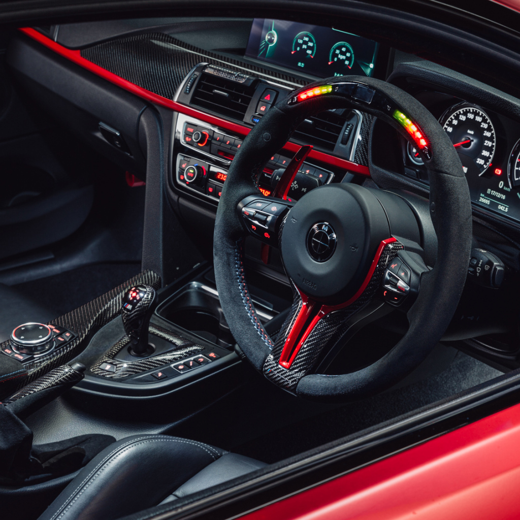 Черный салон красного автомобиля BMW M4 