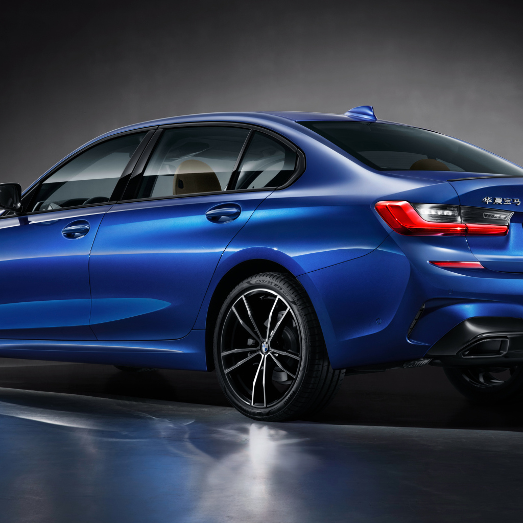 Синий автомобиль BMW 325Li M Sport, вид сзади