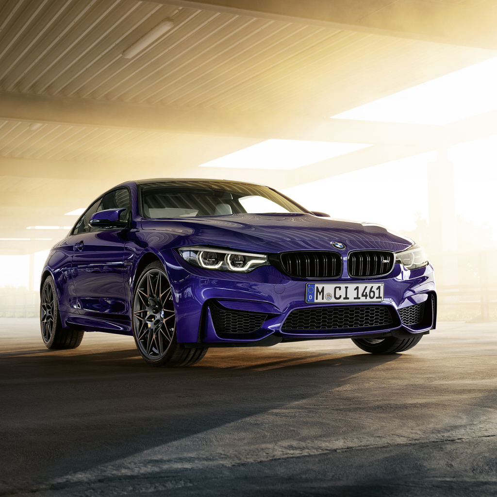Синий автомобиль BMW M4, 2019 года под мостом
