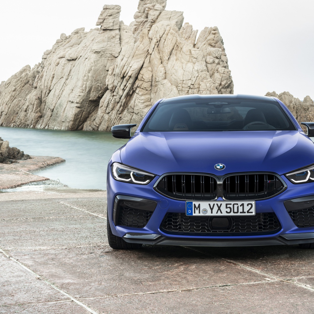 Синий BMW M8 Competition Coupe, 2019 года у воды