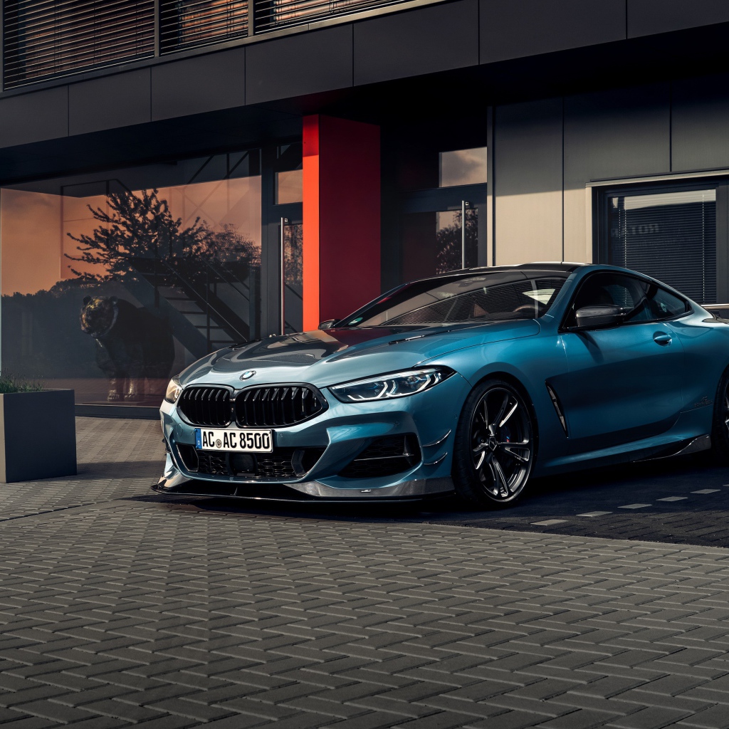 Автомобиль BMW I8 AC Schnitzer ACS8 стоит у дома