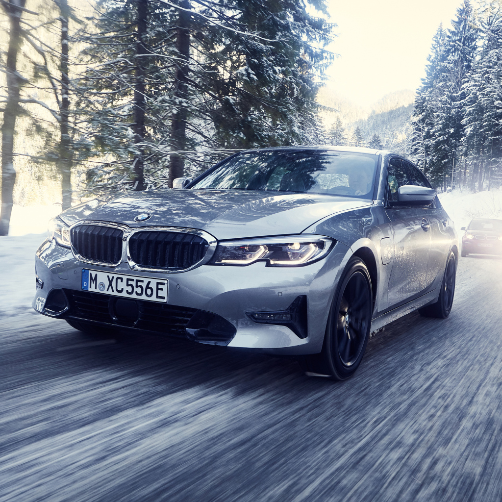 Серый автомобиль BMW 330e 2019 года на скользкой трассе