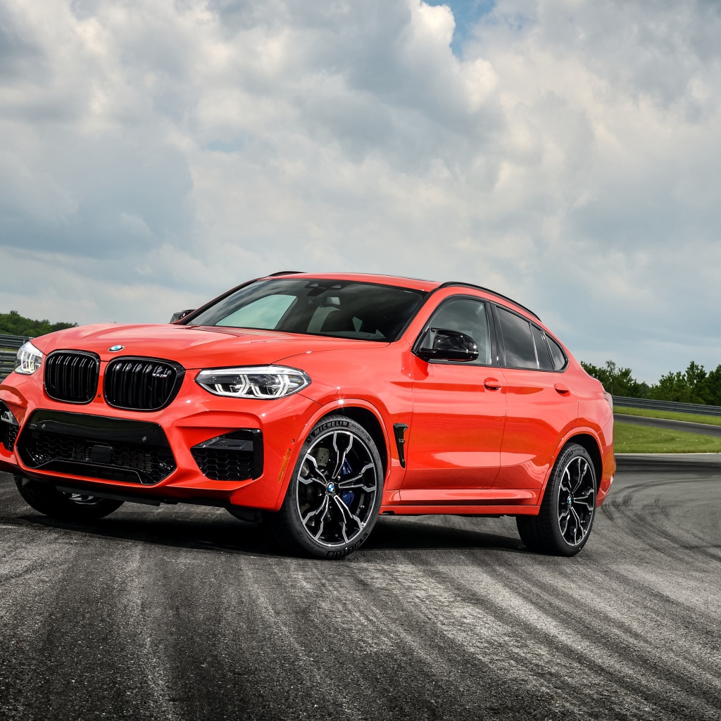 Новый автомобиль BMW X4 M Competition, 2020 года на асфальте