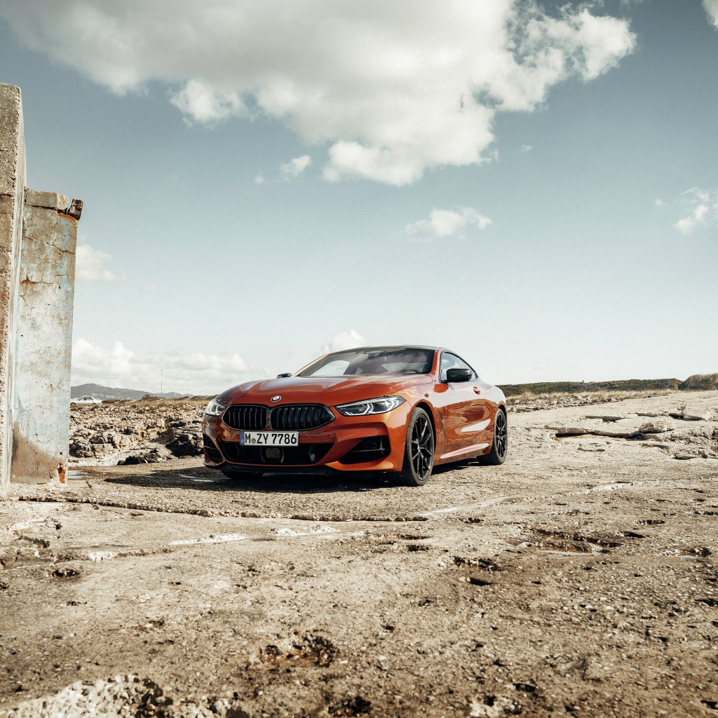 Красный автомобиль BMW 8 под голубым небом
