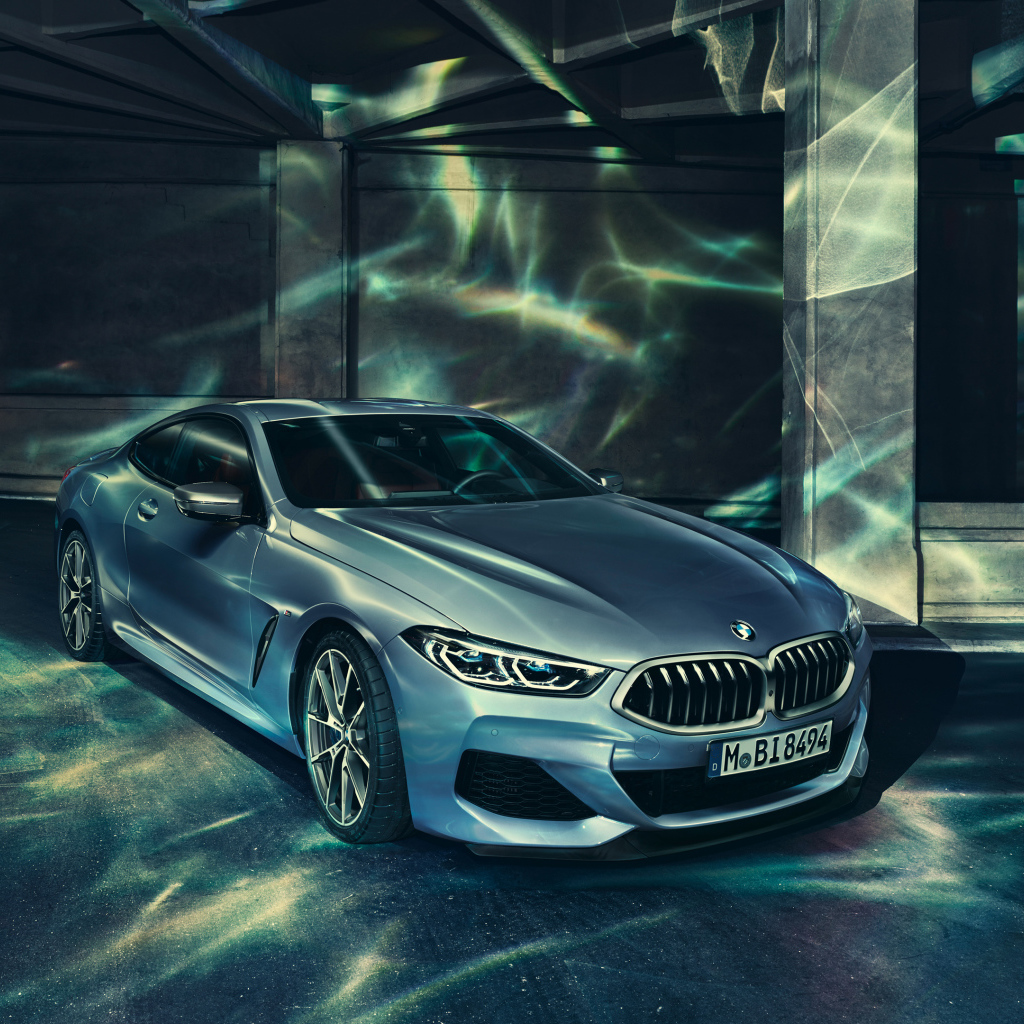 Серебристый автомобиль BMW 8 Series 2019 года 