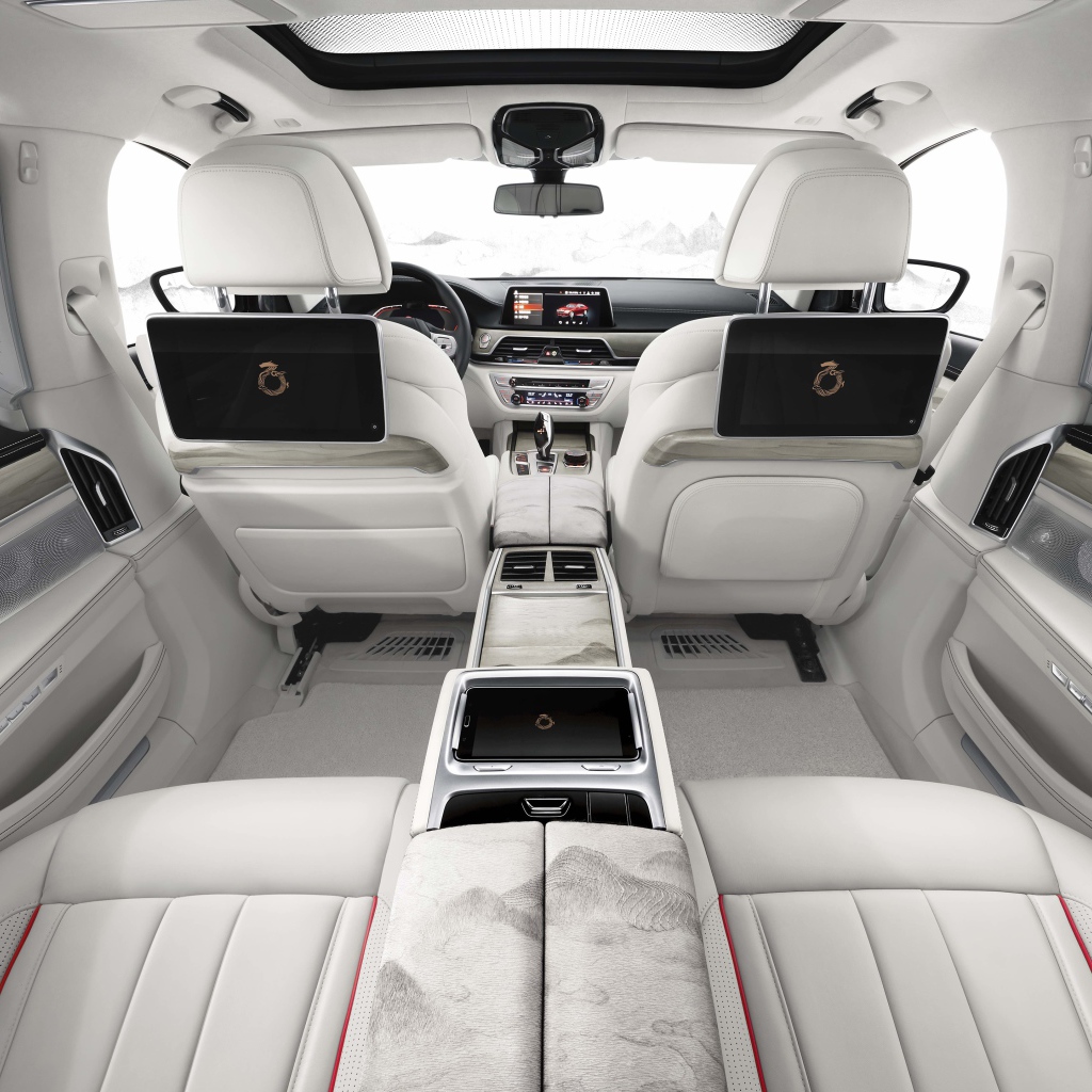 Просторный салон автомобиля BMW 7,  2019 года