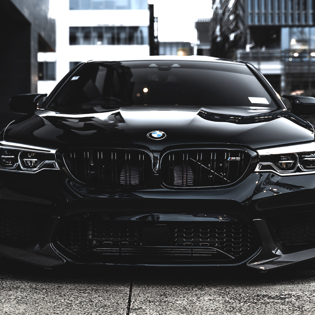 Стильный черный BMW M5 на улице