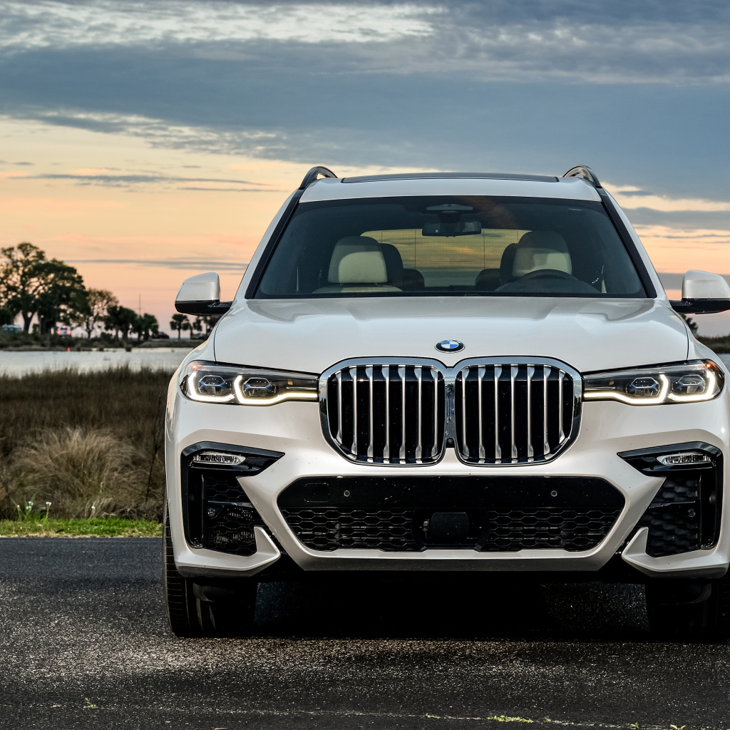 Белый внедорожник BMW X7 XDrive50i M Sport, 2020 года на фоне неба