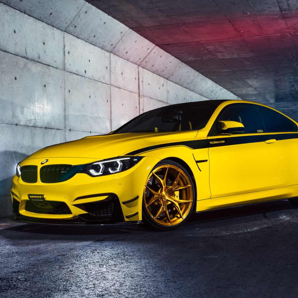 Желтый автомобиль BMW M4 в тоннеле 