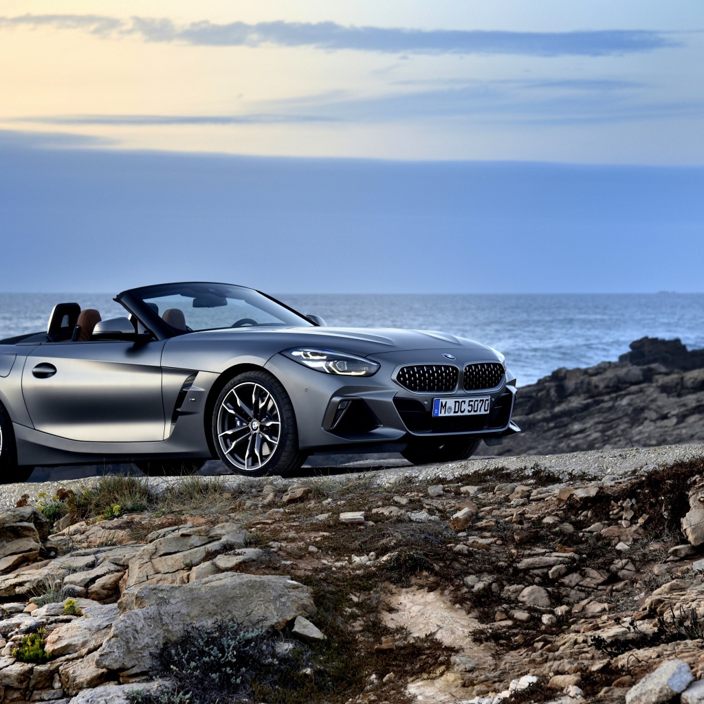 Автомобиль кабриолет BMW Z4 на берегу на фоне океана