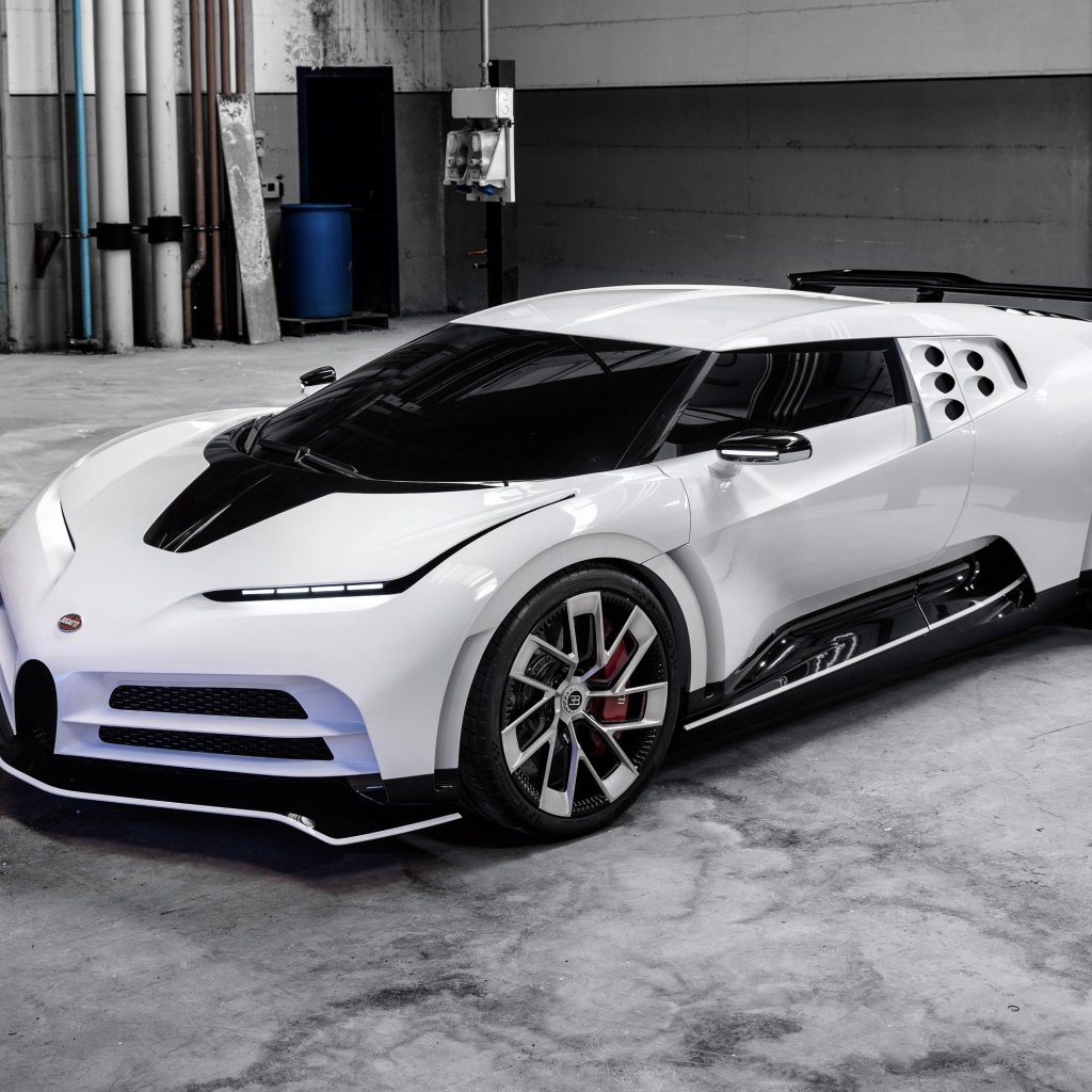 Белый спортивный автомобиль Bugatti Centodieci 2019 года в гараже