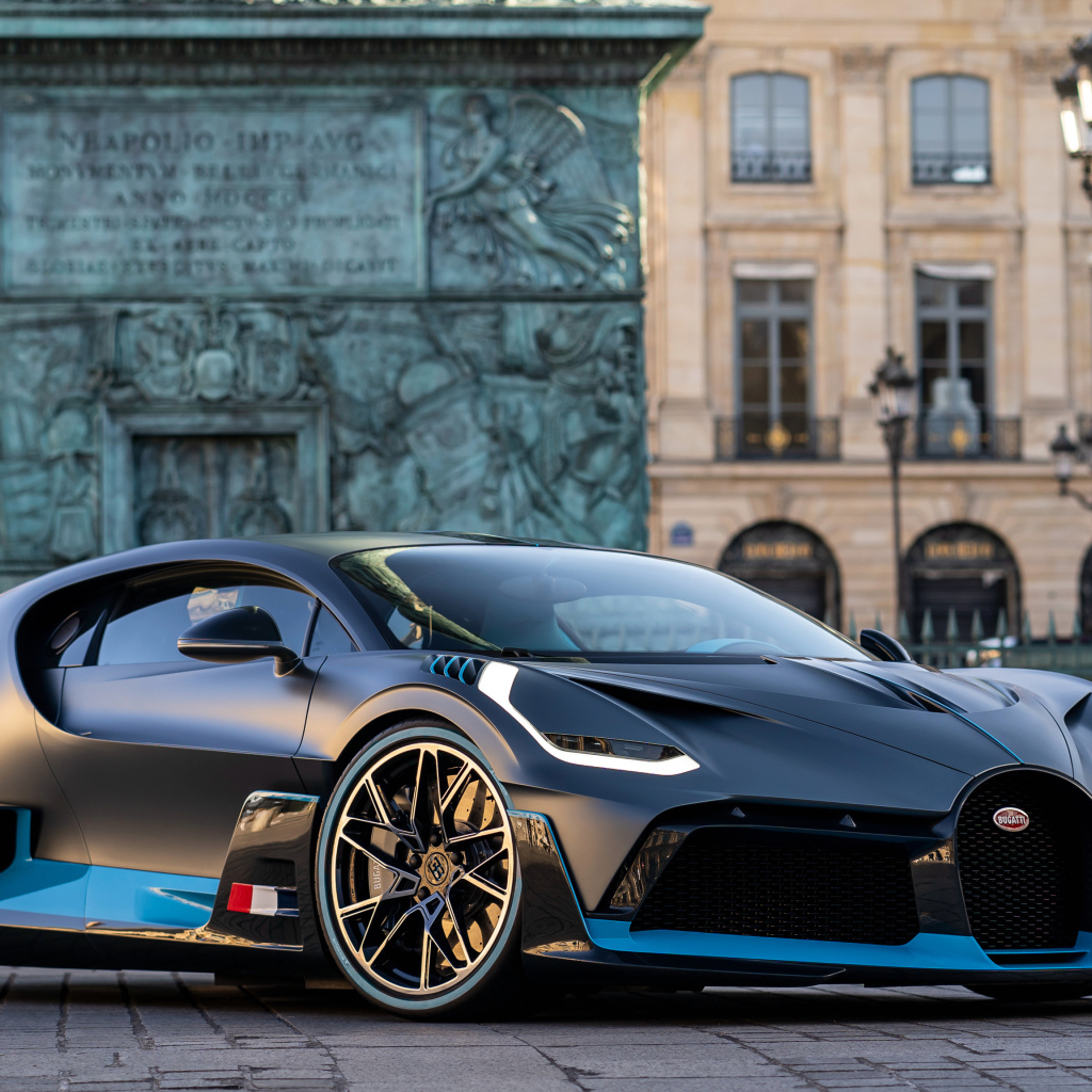 Черный автомобиль Bugatti Divo на улице Парижа