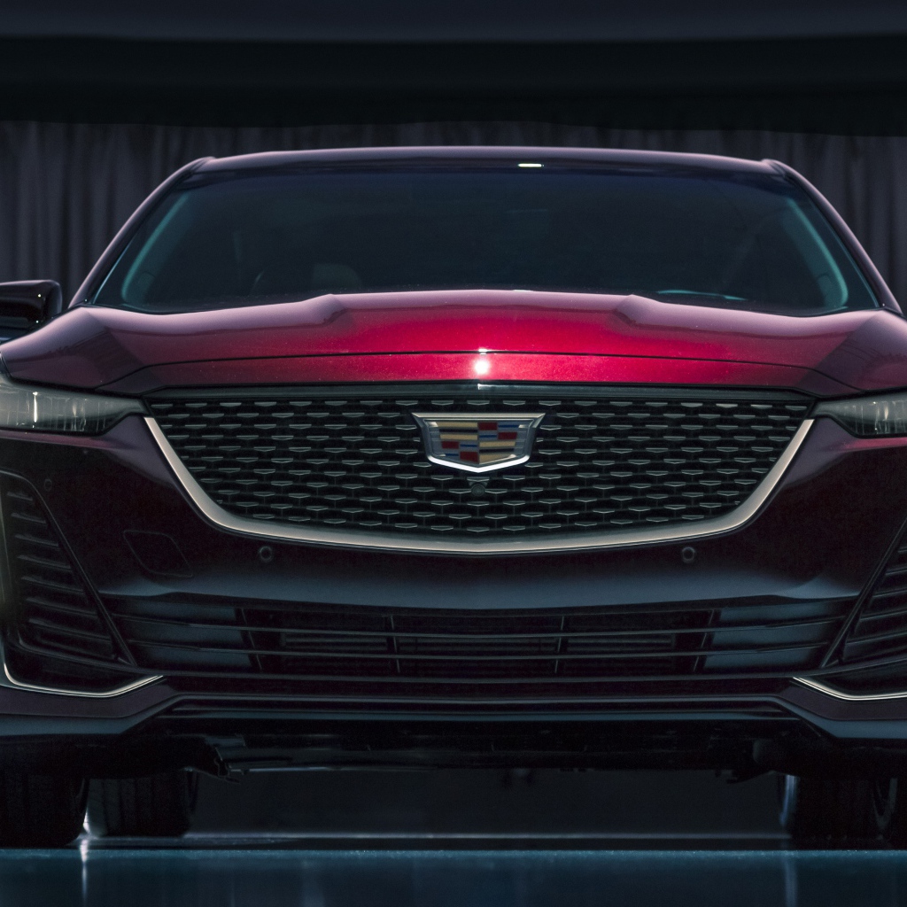 Автомобиль Cadillac CT5, 2020 года вид спереди