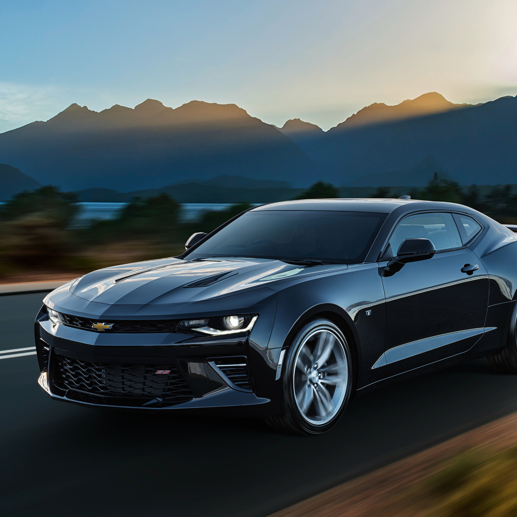 Черный автомобиль Chevrolet Camaro SS 2018 года на трассе