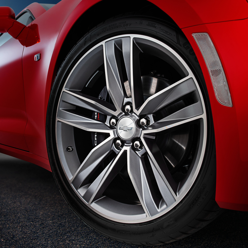 Заднее колесо  автомобиля Chevrolet Camaro SS 2018