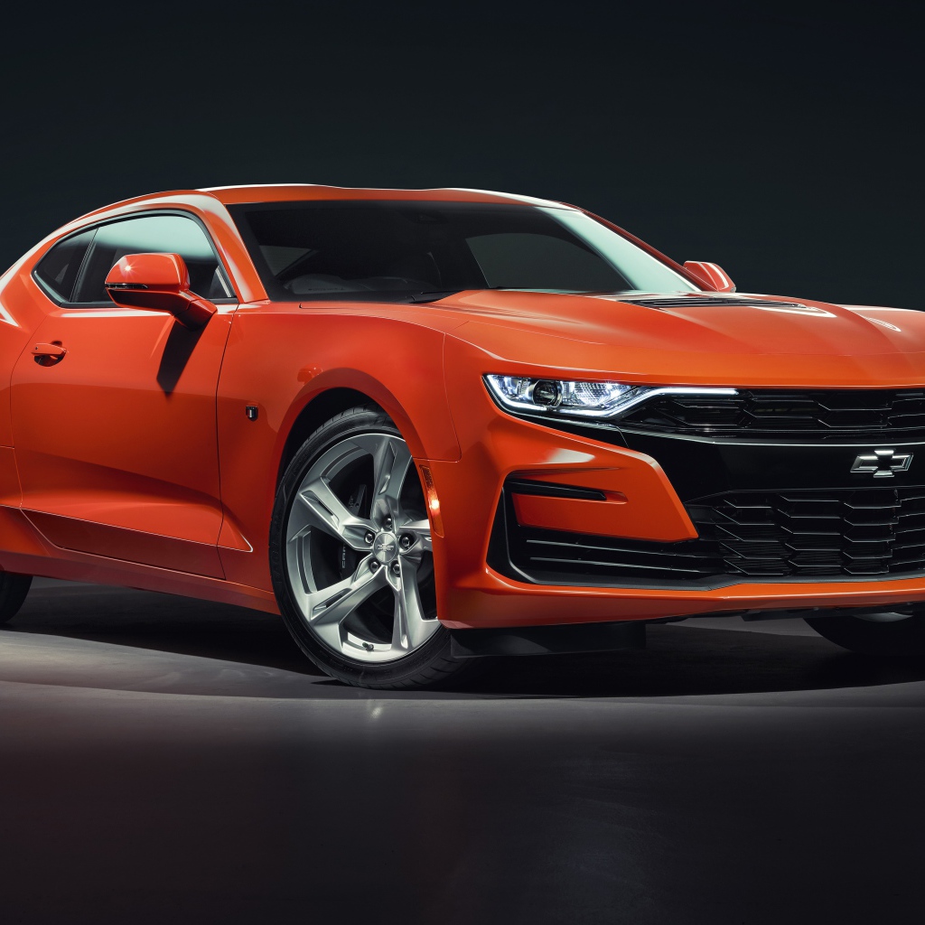 Красный автомобиль Chevrolet Camaro 2SS, 2019 года на сером фоне