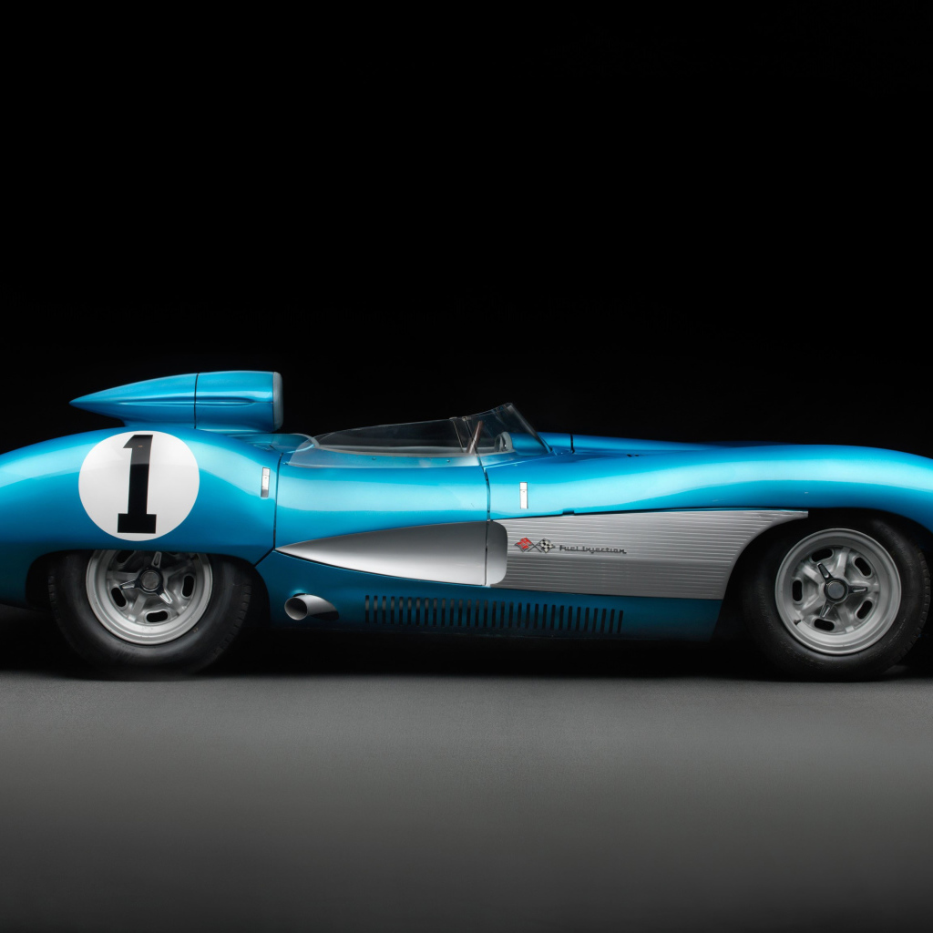 Спортивный ретро автомобиль Chevrolet Corvette SS XP 64,  1957 года на черном фоне