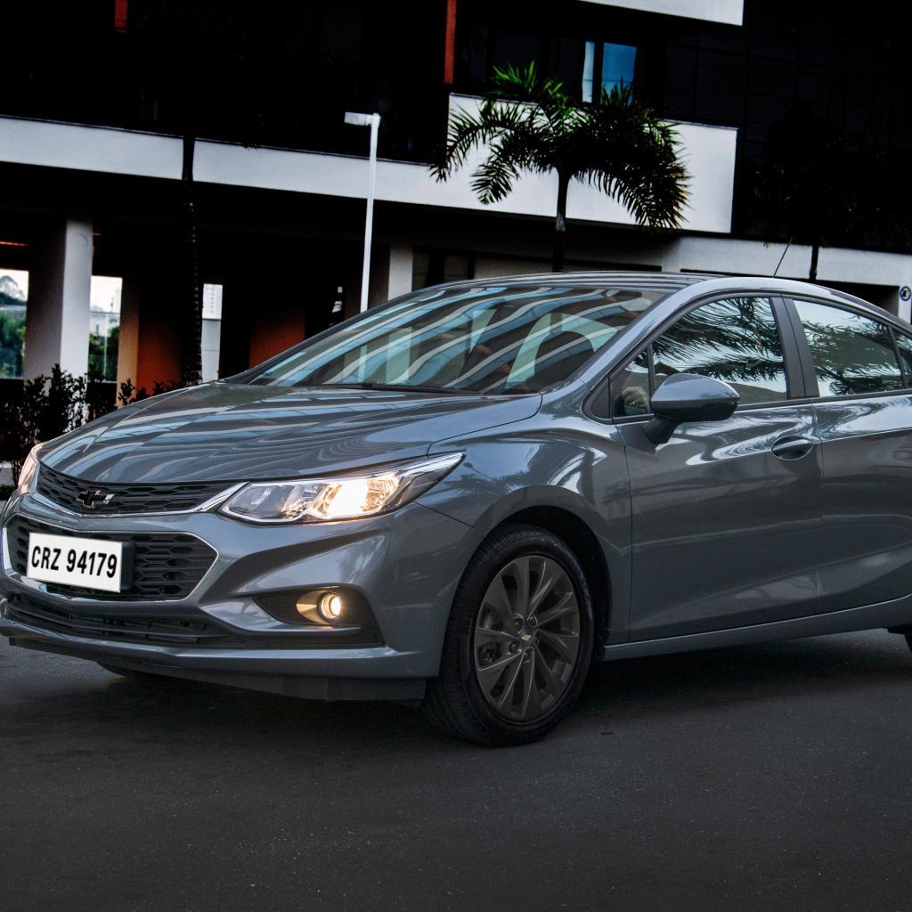 Серый автомобиль Chevrolet Cruze LT, 2018 года