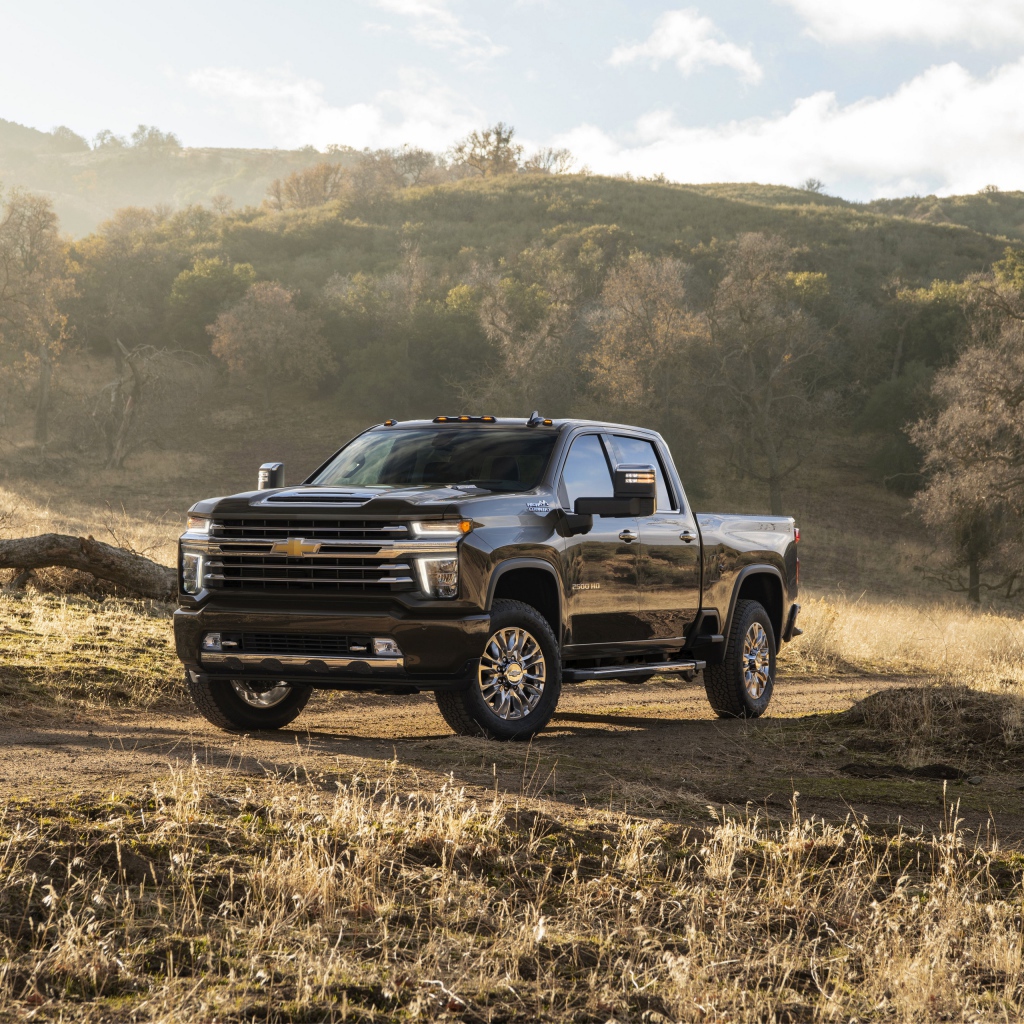 Черный автомобиль пикап Chevrolet Silverado