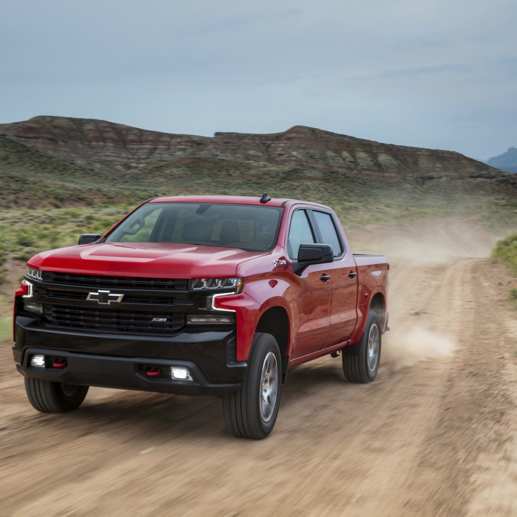 Красный пикап Chevrolet Silverado Z71 на бездорожье