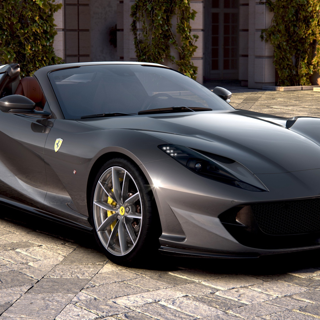 Быстрый кабриолет Ferrari 812 GTS 2019 года у дома