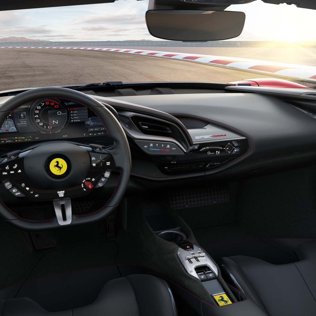 Черный кожаный салон автомобиля Ferrari SF90 Stradale, 2019 года