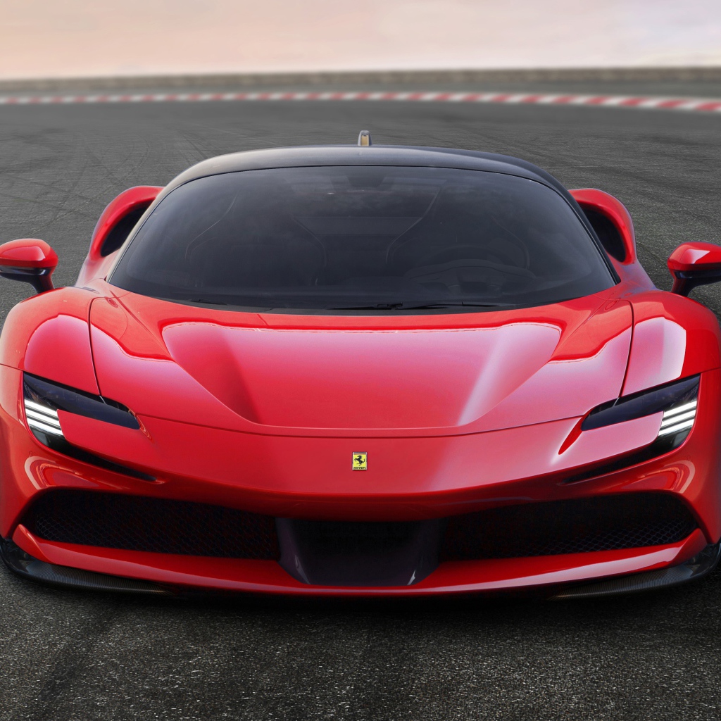 Красный спортивный Ferrari SF90 Stradale 2019 года на трассе