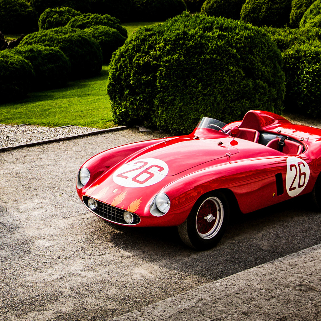 Красный спортивный ретро автомобиль Ferrari 500 Mondial Spyder
