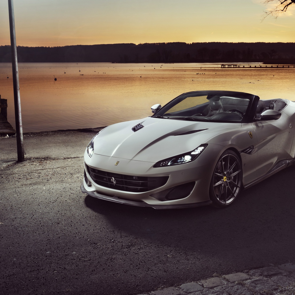 Серебристый кабриолет Ferrari Portofino 2019 года у воды