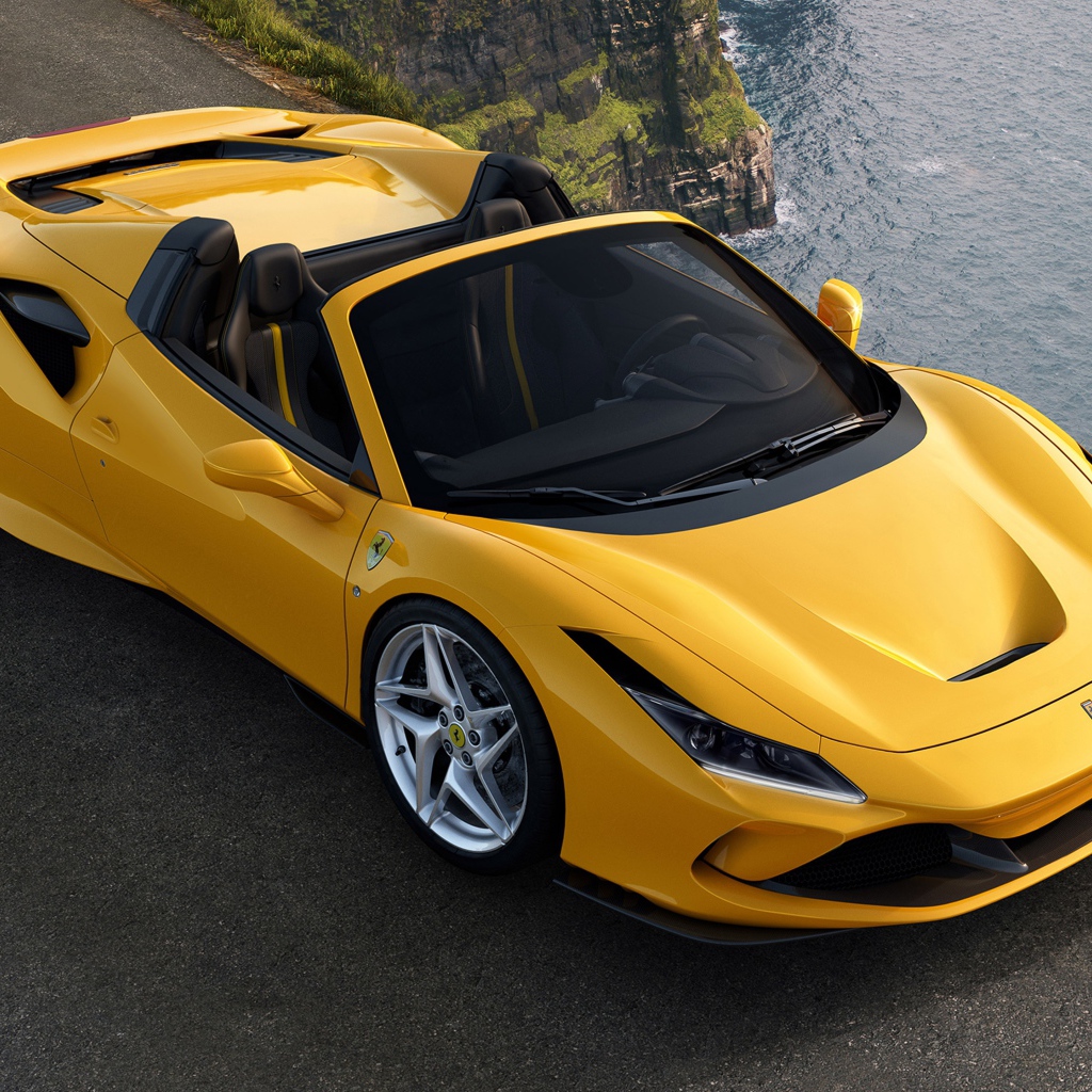 Желтый кабриолет Ferrari F8 Spider 2019 года вид сверху